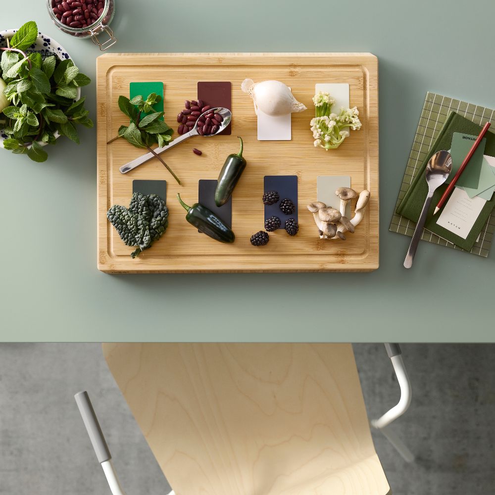 Mesa funcional con MITTZON mesa plegable, LÄKTARE silla y APTITLIG tabla de cortar.