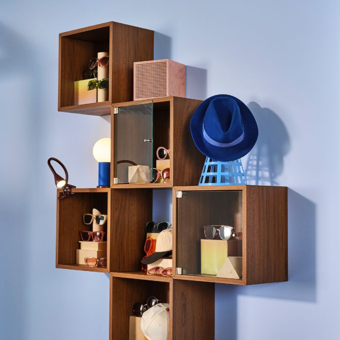 Modern wall storage with EKET cabinets, BADKRUKA vase and NÄVLINGE clamp lamp, combining style and organization