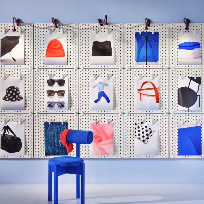 Espacio creativo con paneles SKÅDIS, lámpara NÄVLINGE, silla IKEA PS 2026 y almacenamiento mural organizado.