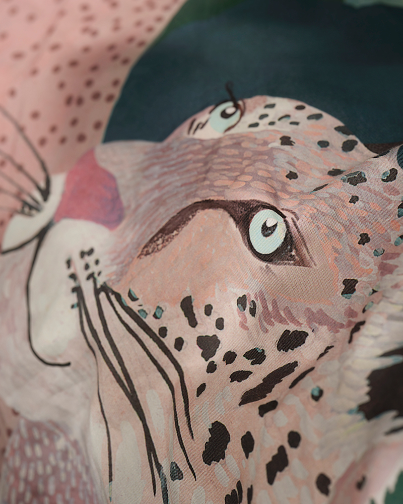 Un primer plano del diseño de un leopardo de las nieves pintado a mano en la funda nórdica de ALPTALL.