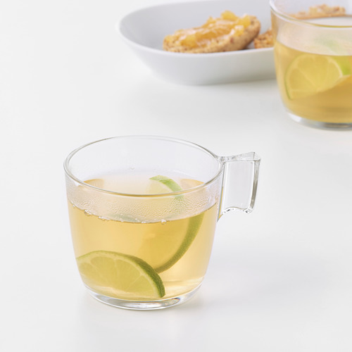 Tazas de vidrio con lima y galletas