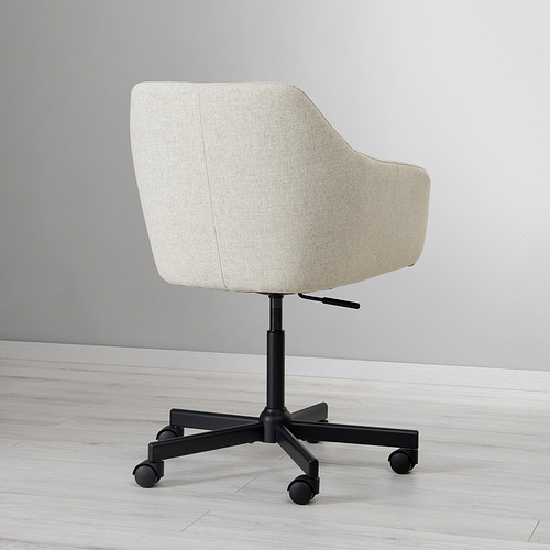 Silla de oficina moderna con tela beige, respaldo alto, asiento acolchado y base giratoria negra con ruedas.