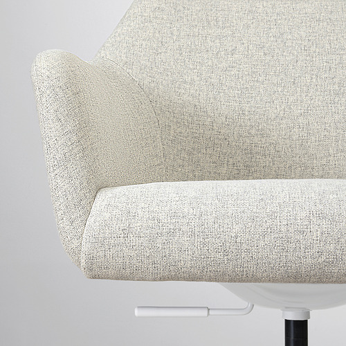Primer plano de la silla: tela suave y bien acolchada, respaldo alto, base resistente.