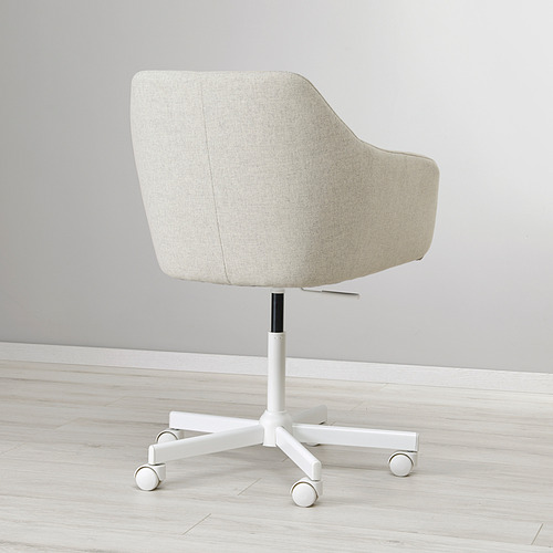 Moderna silla de oficina giratoria con respaldo curvo, tela ligera y cinco ruedas blancas. Altura ajustable, fácil de mover.