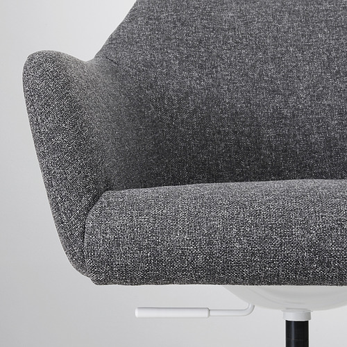 Primer plano de la silla de oficina tapizada en gris, resaltando el acolchado suave y el diseño elegante.
