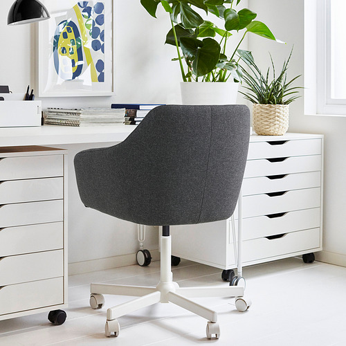 Oficina en casa con silla gris TOSSBERG, cajones blancos y plantas.