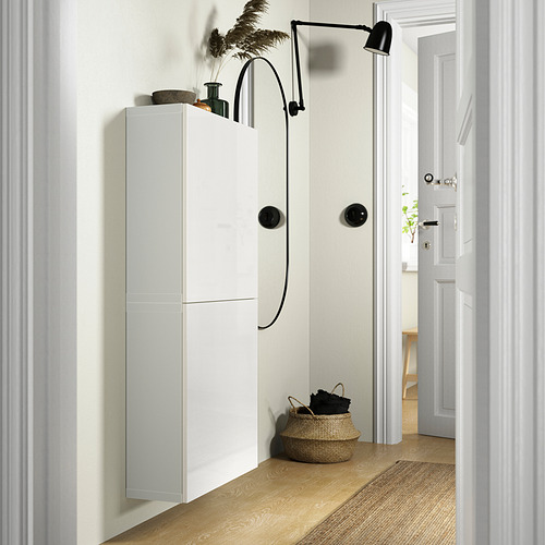 Mueble blanco BESTÅ con tiradores negros, decoración, lámpara.