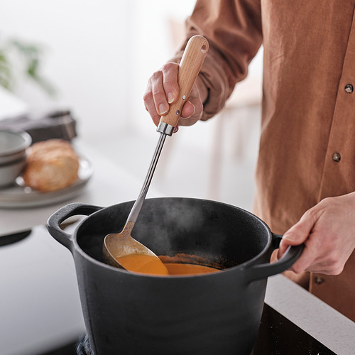 Cocine la sopa de naranja revuelta con vapor y pan.