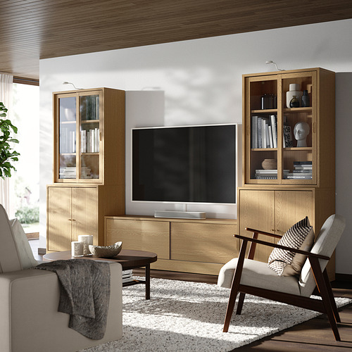 Sala de estar moderna con televisión, gabinetes, sofá y mesa de café. Muebles de la serie TONSTAD.