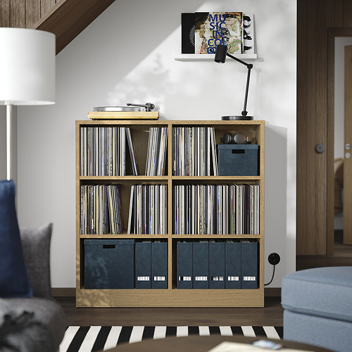 Almacenamiento de discos de vinilo en la sala de estar moderna.