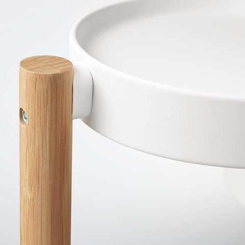Moderno soporte para plantas con acabado en madera clara y estantes blancos.