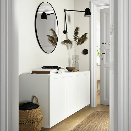 Moderno mueble blanco BESTÅ con espejo, lámpara, cesta y plantas. Montado en la pared, ahorra espacio en el suelo.