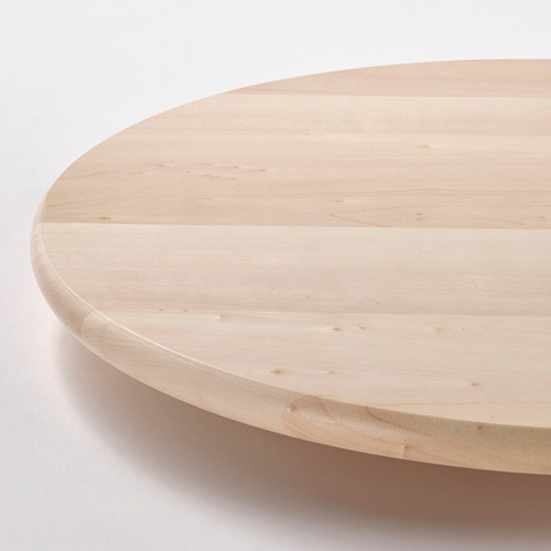 Bandeja redonda de madera con superficie lisa de color claro. Muestra artesanía de alta calidad, detalles de grano fino y un acabado pulido.