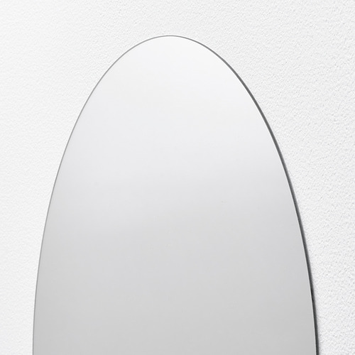Elegante espejo de pared con bordes pulidos que refleja la luz suavemente y realza la decoración de la habitación.