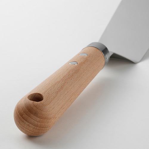 Primer plano de una espátula con mango de madera de haya y hoja de acero inoxidable, que muestra su diseño robusto y su orificio para colgar para un fácil almacenamiento.