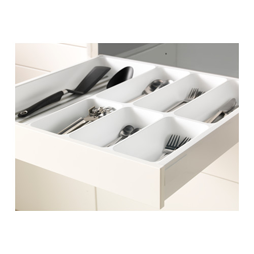 Organizador de cajones de cocina blanco con compartimentos para cucharas, tenedores, cuchillos y utensilios de cocina. Forma parte del sistema de cocina METOD.