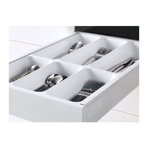 Organizador de cajones de cocina blanco con utensilios de acero inoxidable, con múltiples compartimentos para un almacenamiento ordenado.