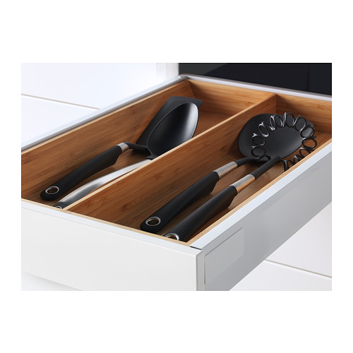 Cajón de cocina de madera con utensilios negros: cuchara ranurada, espátula y batidores; Función de cierre automático.