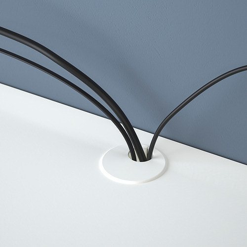 Estante moderno montado en la pared con una elegante gestión de cables, que mantiene los cables limpios y organizados.