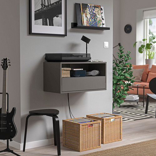 Sala de estar moderna con almacenamiento EKET negro, discos, guitarra, plantas.