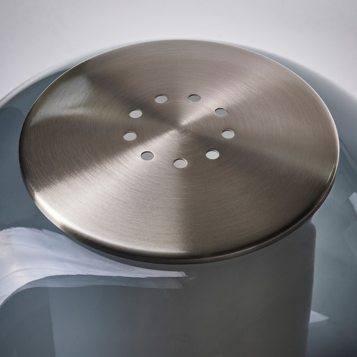 Base de lámpara cubierta de metal; acabado liso de níquel cepillado; Diseño circular con múltiples orificios de ventilación.