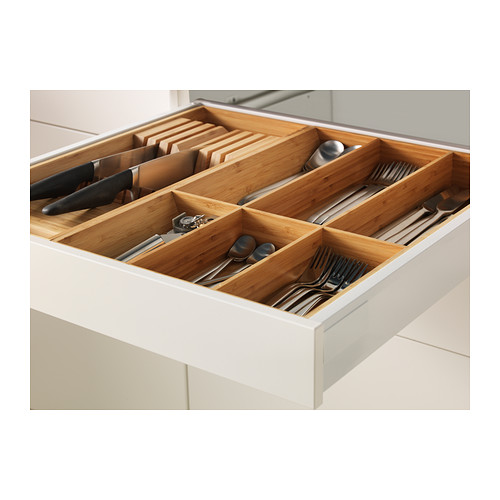 Cajón de cocina abierto con organizador de bambú para utensilios y cuchillos.