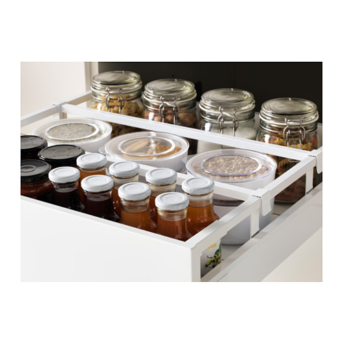 Gabinete blanco con estantes ajustables, que sostienen frascos y recipientes, que muestran el almacenamiento organizado de la cocina.