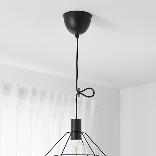 Lámpara de techo con cable ajustable, pantalla de bombilla colgante, aspecto moderno, fondo de cortina blanca.