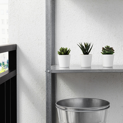 Tres suculentas artificiales blancas en macetas en un estante gris contra una pared blanca, perfectas para una decoración de interior o exterior de bajo mantenimiento.