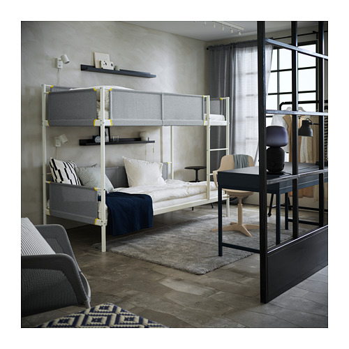 Litera moderna con barandillas de tela suave, con estructura de metal blanco y tela gris, ideal para ahorrar espacio.