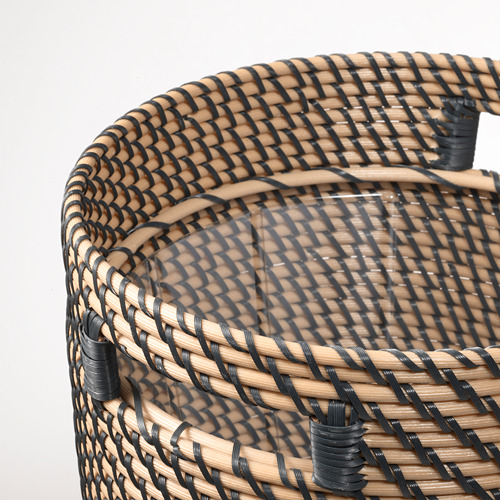 Cesta tejida con asas, que muestra un intrincado patrón negro y beige; Diseñado para durabilidad y estilo.