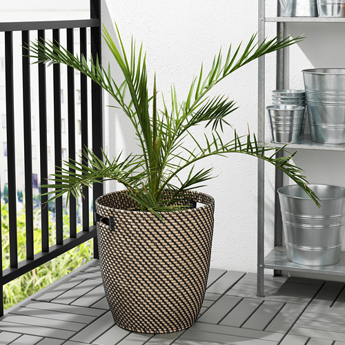 Escena del balcón: planta en maceta en una elegante cesta tejida con asas para facilitar el movimiento. Resistente al agua, para uso en interiores/exteriores.