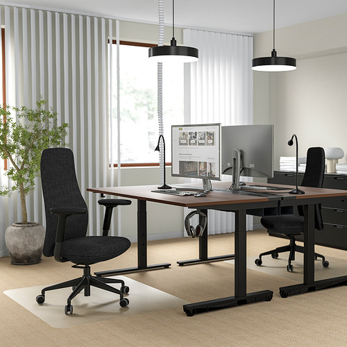 Moderna oficina con 2 sillas ergonómicas, escritorios ajustables, monitores duales, lámparas colgantes y grandes ventanales.