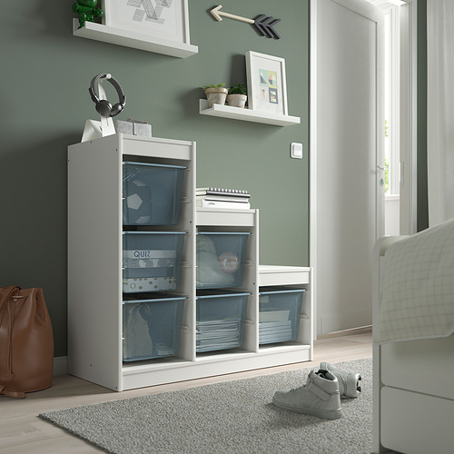Mueble de almacenaje TROFAST en color blanco con cajas de malla, ideal para una habitación de adolescentes.