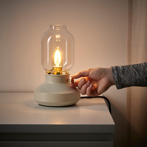Atenuador giratorio manual en la lámpara TÄRNABY, ajustando la luz cálida y suave.