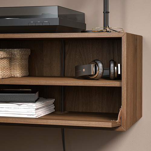 Mueble de almacenaje de pared de madera con tres estantes. La parte superior sostiene el equipo de audio, el medio almacena los libros y la parte inferior oculta la gestión de cables.