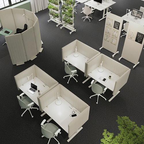 Oficina moderna con escritorios ajustables en altura MITTZON, beige claro, diseño limpio, espacioso y organizado, vegetación agregada.