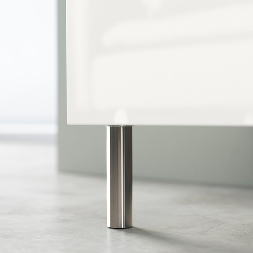 Una pata ÖSARP de metal cromado para muebles, sola sobre una superficie de mármol.