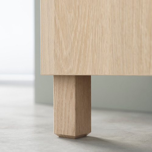 Pata de mesa de madera en color natural; Forma cuadrada, acabado liso.