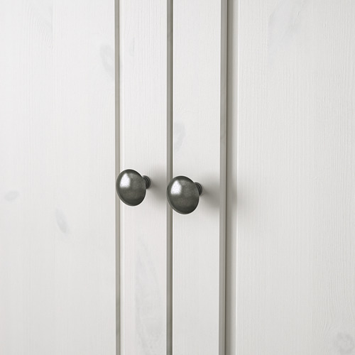 Dos puertas verticales blancas con pomos redondos y oscuros, con acabados de alta calidad y materiales duraderos.