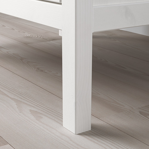 Suelo y armario de madera modernos, diseño elegante, acabados de alta calidad.