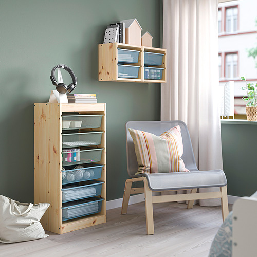 Mueble TROFAST de madera con cajones de malla, con capacidad para libros y auriculares, junto con una silla acolchada y un estante de pared para la organización.