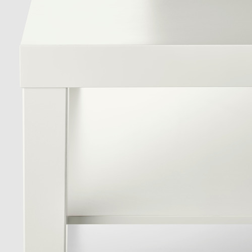 Escritorio blanco moderno y nítido con líneas limpias y superficies lisas, parte de la serie LACK de ikea.