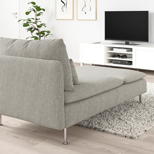 Sala de estar moderna con chaise longue SÖDERHAMN gris, televisor grande y planta en un soporte blanco; Diseño limpio y minimalista.