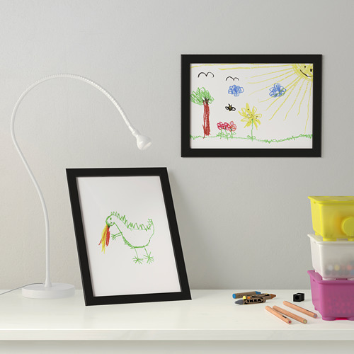 Marco con dibujos de dinosaurios para niños en la mesa, materiales de arte; Arriba, escena del sol en la pared.