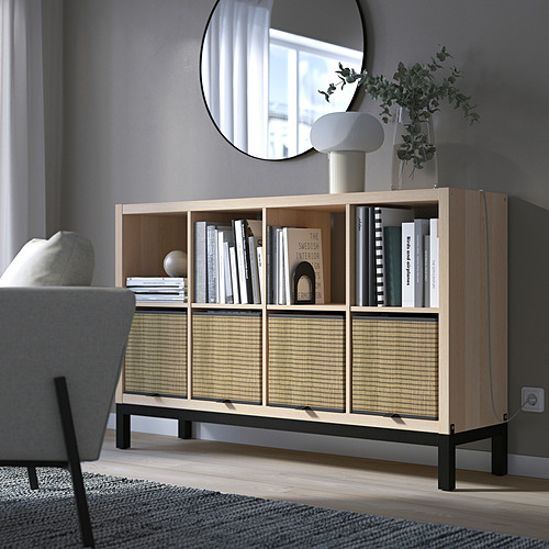 Estanterías de nido de abeja KALLAX con madera clara, plantas verdosas y lámpara blanca; Librería grande, baja y moderna.