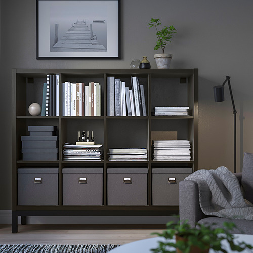 Estantería KALLAX con libros, decoración, silla, lámpara, planta - acogedor espacio habitable