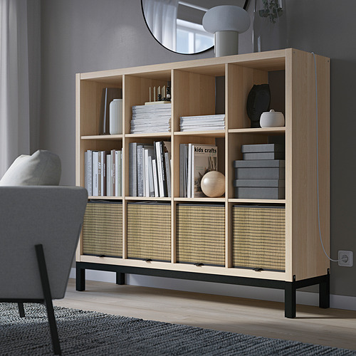 Estantería KALLAX en roble claro con libros y decoración, bastidor negro.