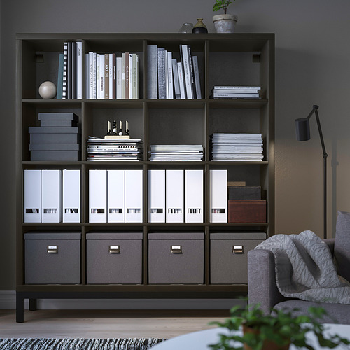 Estantería KALLAX negra con libros, carpetas y decoración, divisoria de la habitación.
