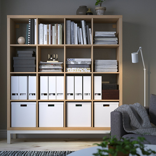 Estantería KALLAX: madera, estantes grandes, en cubos. Sostiene libros, contenedores, plantas. Alto, cabe espacio.